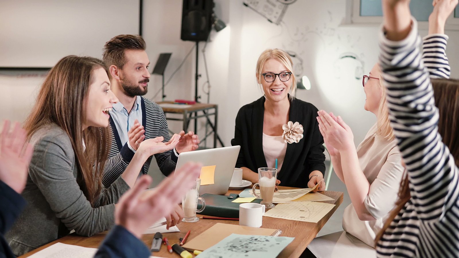 Happy-people-in-a-meeting_DT-84101301