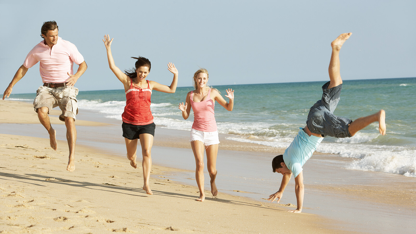beach-happy-people_DT-16297200