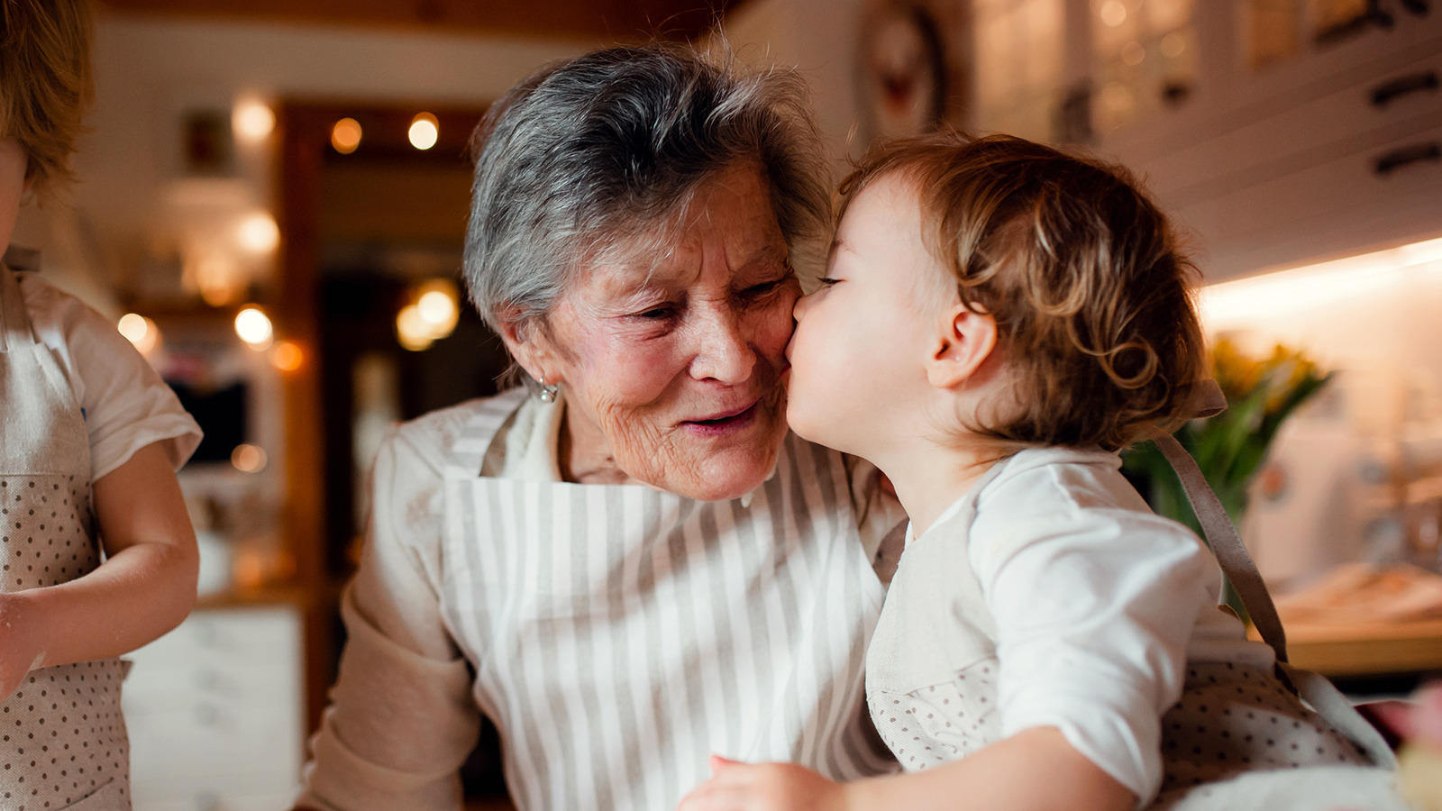 Bestemor med barnebarnet sitt