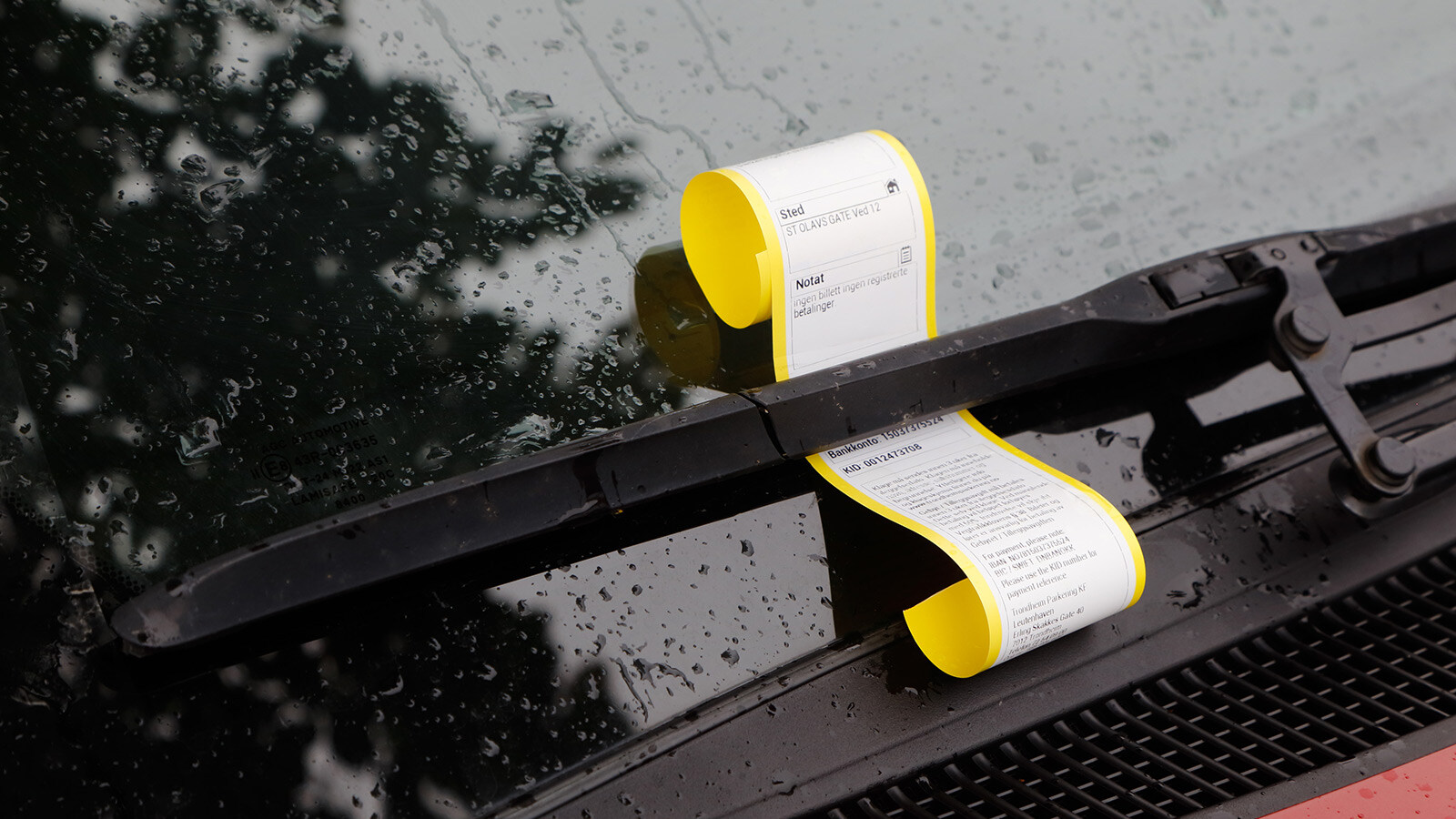 Parkeringsbot under vindusviskeren på en bil