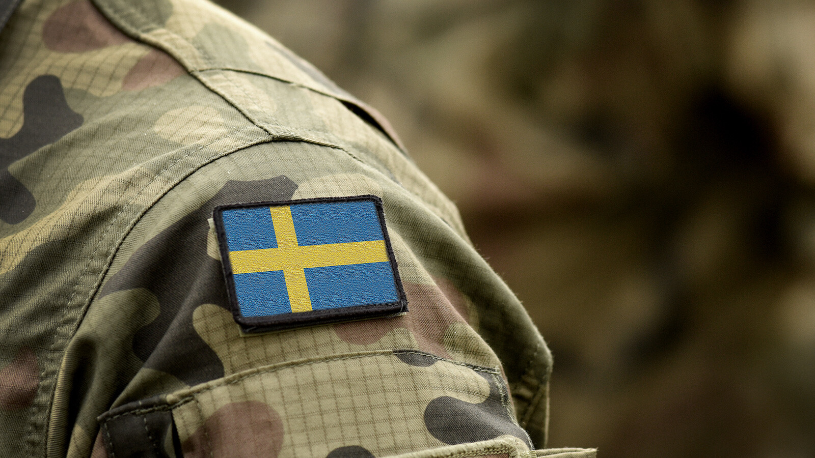 Militäruniform med svensk flagga
