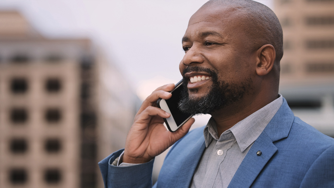 En man som pratar i mobiltelefon