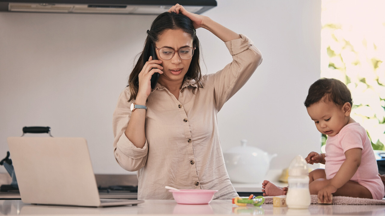 En mamma med sitt barn pratar i telefon