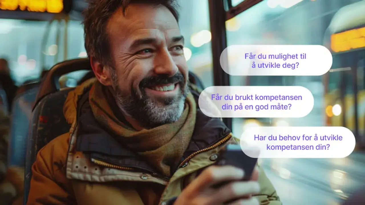 Man som tekster på moblien mens han sitter på bussen