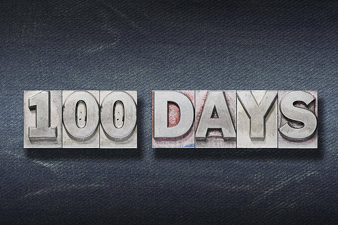 Skilt med "100 days"