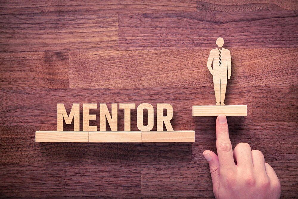 Trefigurer som sier "Mentor"
