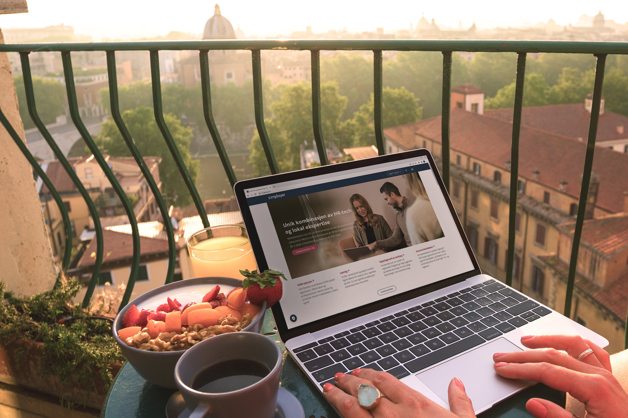 Laptop og kaffe på en balkong i utlandet