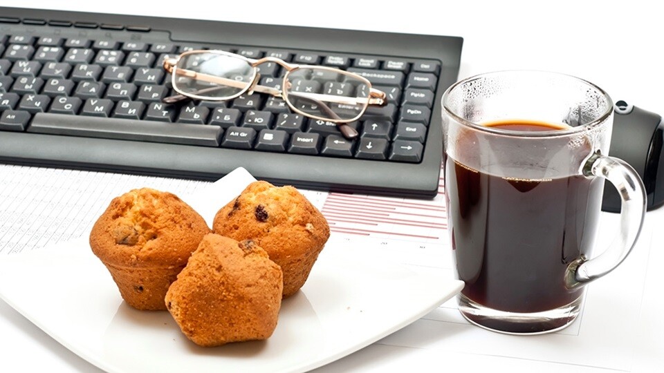 Kaffe, kake og pc-tastatur