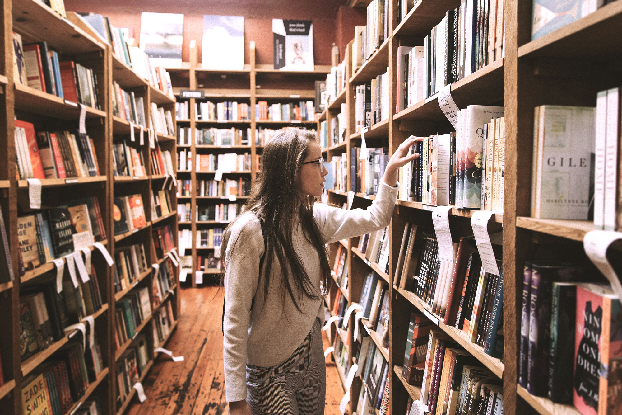 Dame i et bibliotek
