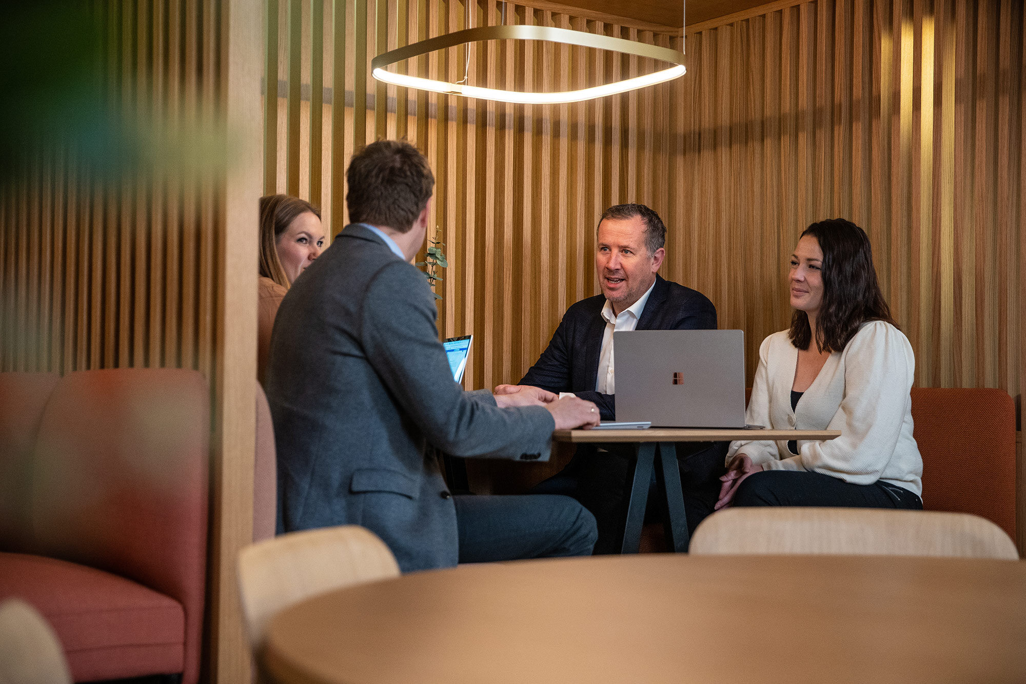 Simployeransatte rundt et bord
