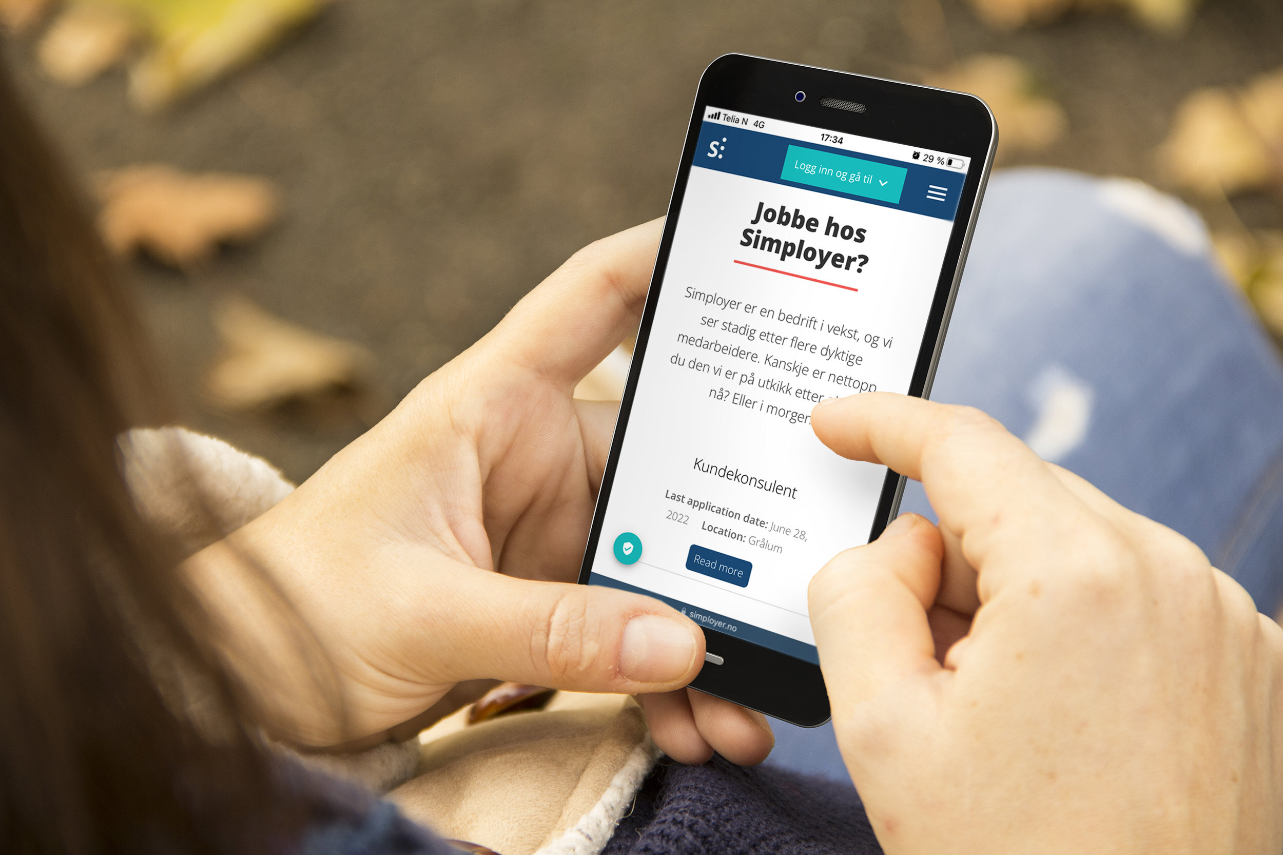 Dame ser på utlysning av ledige stillinger på mobilen sin