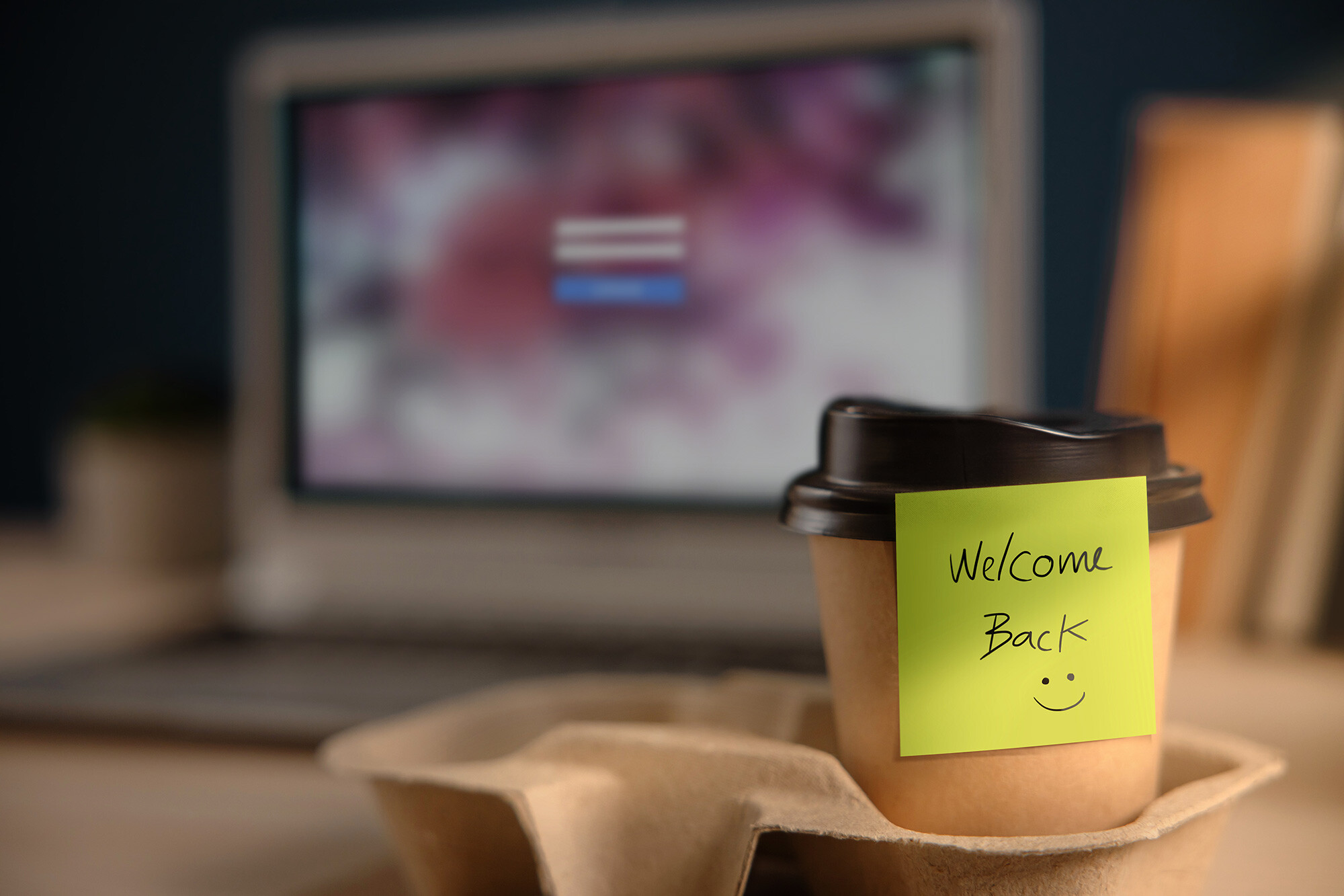 Coffe cup with a welcome back post it note